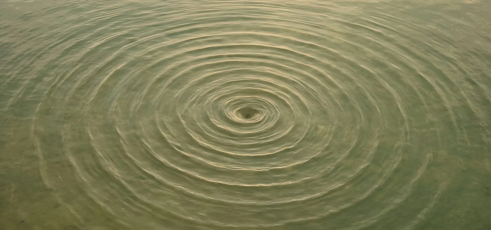 Ondas en el agua, superficie del santuario Soulspring